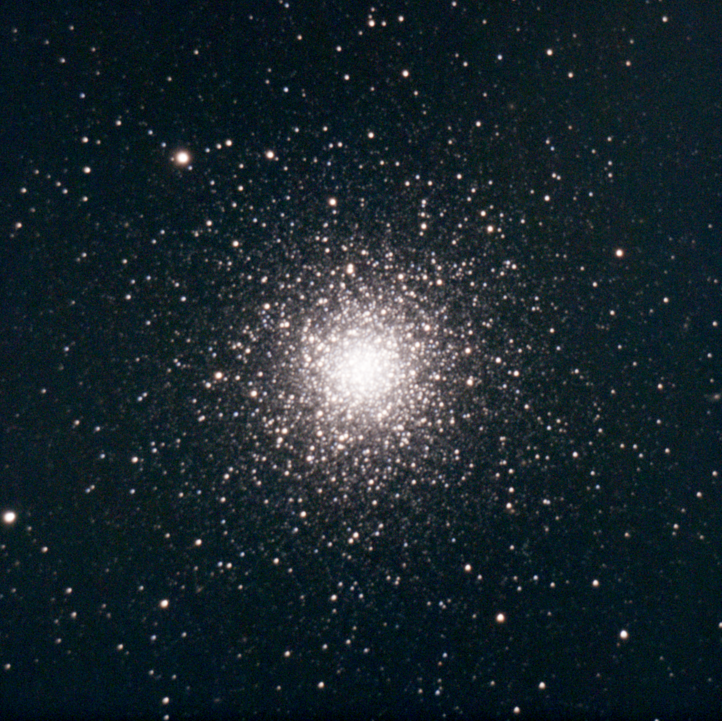 M3 是在北天猎犬座中的一个球状星团，距离地球大约3.39万光年。RGB Bin2 10s * 255，共计0.7小时曝光