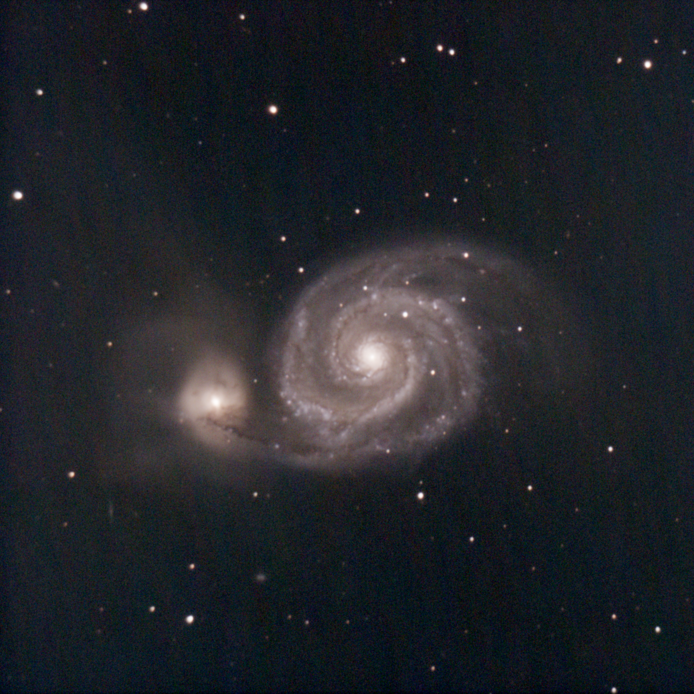 M51 涡状星系 (Whirlpool Galaxy)，是位于北天，大熊座附近的一个星系，由M51a(右)和M51b(左)两个相互重力扰动的星系组成。RGB Bin2 10s * 994，共计2.7小时曝光